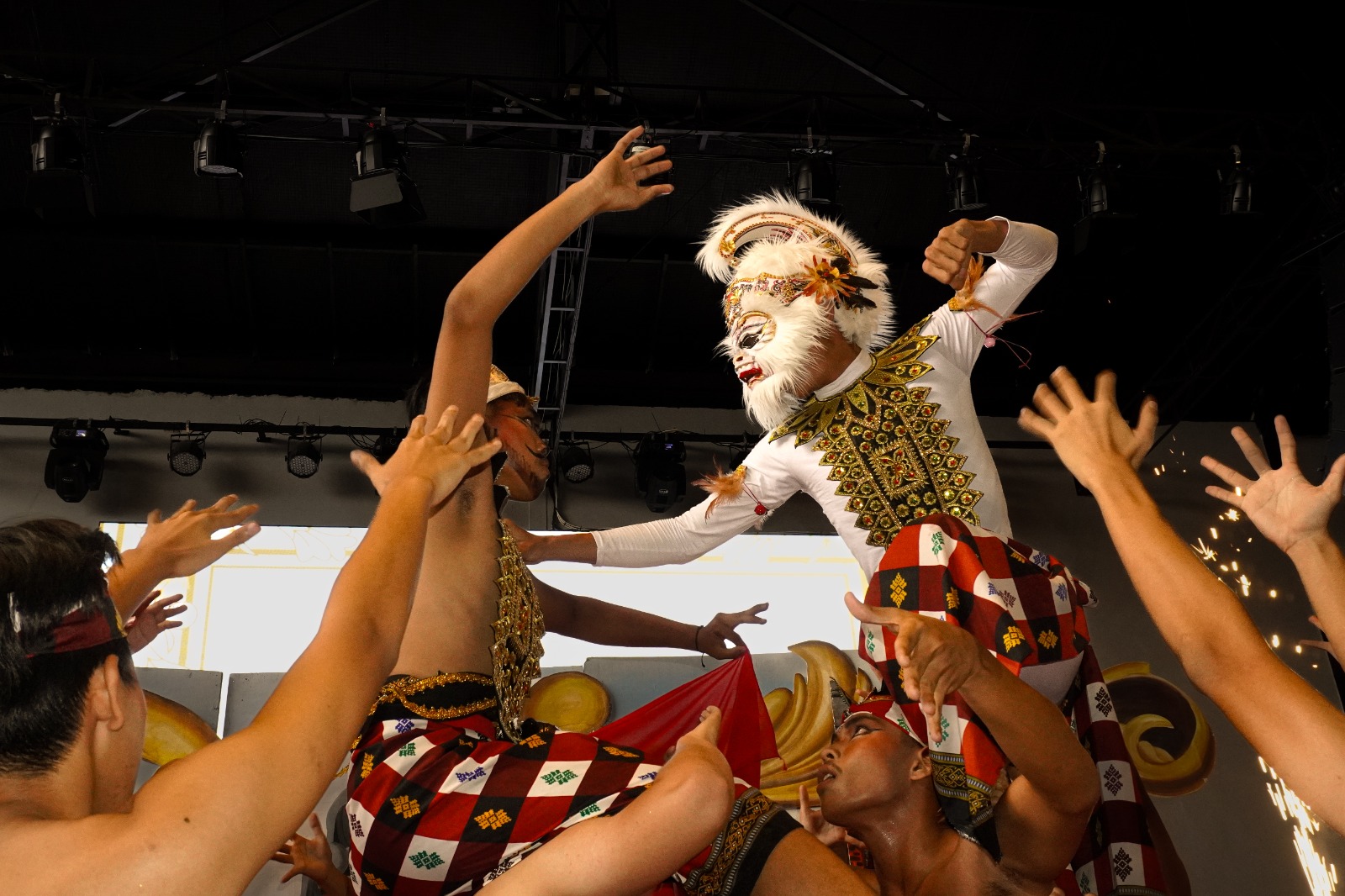 Satu Panggung, Banyak Warna: Stunners Show Penuhi Laksamana Muda dengan Energi Seni Muda