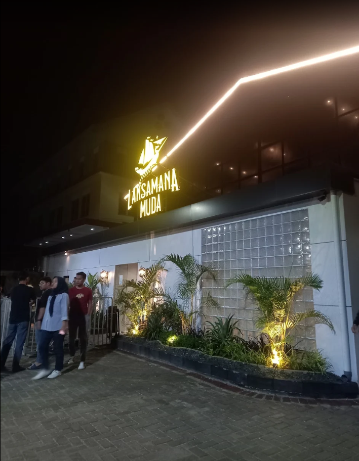 Review by Ricky Rafinaldi